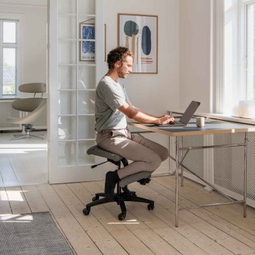 Proč je sezení na klekací židli zdravější než na klasické kancelářské?